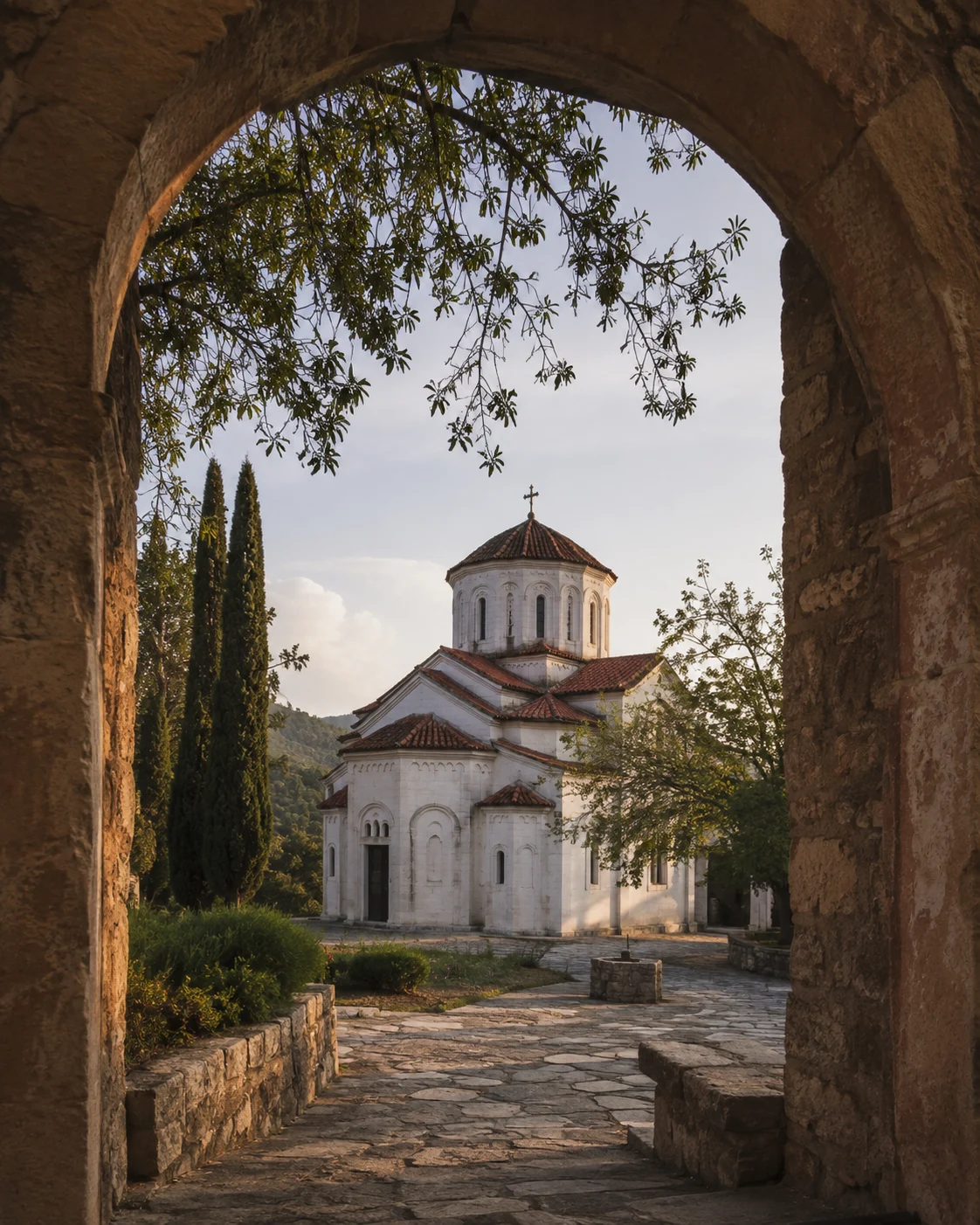Илустративни приказ манастирског дворишта кроз камени лук